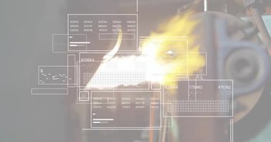 Yüksek çözünürlüklü paneller soluklaşırken metal başlıktan çıkan alevler izleme için göstergeler oluşturuyor. Sanayi, teknoloji, fütüristik, veri, bilim, dijital, analitik