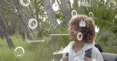 İz üzerinde duran kadın, şeffaf AR örtüsü görünürken, analiz için çizelgeleri izliyor. Teknoloji, yenilik, manzara, açık hava, görselleştirme, gelecek, keşif