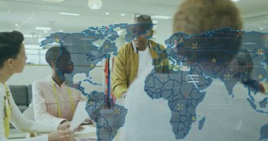 Tasarım toplantısında örnekleri gösteren sunucu dünya haritası güncelleme simge işaretleme alanlarını örtüyor. İşbirliği, takım çalışması, yenilik, küresel, bağlantı, profesyonel, beyin fırtınası