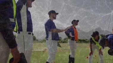 Koç, beysbol antrenmanında oyuncunun üzerine elini koyuyor ve saha içinde pozisyon düzeltmesine rehberlik ediyor. Sporcular, takım çalışması, spor giyim, antrenman, koçluk, açık hava, disiplin