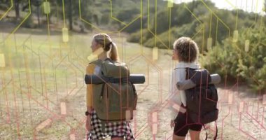 Yürüyüş yapan iki yürüyüşçü, haritayı kontrol etmek için akıllı telefonu kaldırıyor, dijital teknoloji örtüsü oluşturuyor. Macera, keşif, açık hava, doğa, teknoloji, bağlantı, sağlık