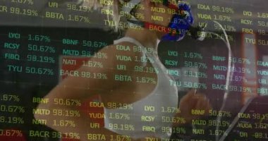 Bir kadın spor salonundaki koşu bandına basıyor, nefes maskesi takıyor ve izleme ölçümlerini üst üste koyarken koşuyor. Fitness, sağlık, biyometrik, dayanıklılık, performans, fizyolojik, izleme