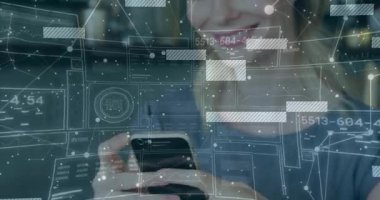 Bir kadın akıllı telefonuna bakıp içeriği incelerken teknolojik arayüzü etkinleştiriyor. Futuristik, teknoloji, dijital, veri görselleştirme, arayüz, yenilik, yaşam tarzı