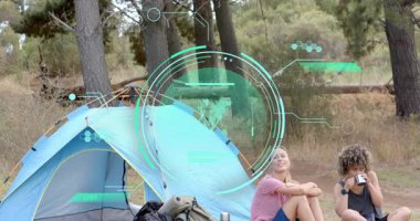 Teknoloji, kamp alanının üzerinde beliriyor, kampçılar kubbeyi tarıyor ve haritaları güncellerken kupayı yudumluyorlar. Macera, keşif, vahşi doğa, açık hava, teknoloji, bağlantı, rahatlama