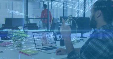 Erkek ofis çalışanı dizüstü bilgisayarı görüyor ve güvenlik için ikili kaplamaları başlatıyor. Teknoloji, veri, siber güvenlik, modern, ofis, işbirliği, dijital