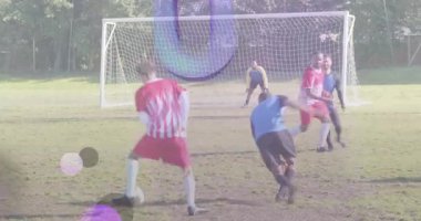 Takım saldırganı top sürüyor, hareketli grafikler atış yörüngesini gösteriyor. Atletik, rekabet, açık hava, aksiyon, takım çalışması, dinamik, spor