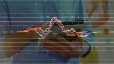 Veri analisti tableti tıklatıyor, analitik dalga formlarını inceliyor ve meslektaşı cam üzerine notlar düzenliyor. Teknoloji, işbirliği, yenilik, modern, çalışma alanı, strateji, görselleştirme