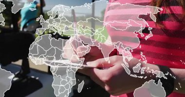 Golf eğitmeni notaları karalayıp Avrupa 'nın Orta Doğu Afrika' sını vurgulayan haritayı başlatıyor. Spor, koçluk, açık hava, yetenek geliştirme, analiz, strateji, boş zaman