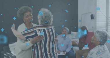 Grup üyeleri, destek grubunun başarısını kutlayan, sarılan ve alkışlayan iki kadın olarak gözlemliyor. Topluluk, arkadaşlık, yoldaşlık, bağlantı, destek, güven, samimiyet