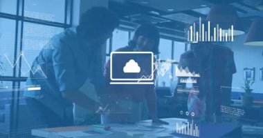 İş adamları veri analizi yaparak çizelgeleri dağıtıyor. Değişen bulut çizgisi grafiklerini başlatıyor. İşbirliği, analiz, yenilik, takım çalışması, üretkenlik, dijital, modern