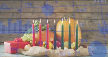 Mavi veri örtüsü mumların üzerinde kayboluyor, çubuklar büyüyor yükselen daireler eğilimleri temsil ediyor. Şenlikli, sıcak, kırsal, kutlama, mevsimlik, samimi, ilerleme