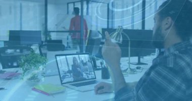 Sakallı adam nöbetçi meslektaşını selamlıyor, takım geçiyor, ofiste dalgalanan dalgalanmalar var. İşbirliği, dijital, iletişim, çalışma alanı, teknoloji, üretkenlik, modern