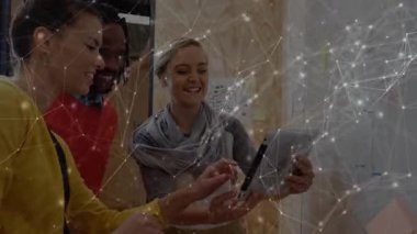 Üç meslektaş tablet ve beyaz tahta kullanıyor. Tıklama ekranı proje planlamasına neden oluyor. İşbirliği, takım çalışması, yenilik, modern çalışma alanı, beyin fırtınası, dijital araçlar, profesyonel gelişim