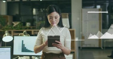 İş analisti, iş arkadaşı geçerken tablet ekran hattı, alan ve bar çizelgeleri hazırlıyor. Teknoloji, veri görselleştirme, profesyonel, analitik, dijital, çalışma alanı, modern