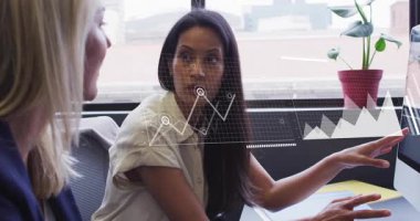 Esmer kadın, iş görüşü için çizelgeye işaret ediyor. Meslektaşı dinliyor. Analizler, işbirliği, dijital, teknoloji, profesyonel, modern, veri görselleştirmesi