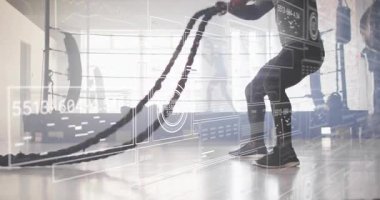 Çömelme, erkek sporcu fitness stüdyosunda halat dalgaları üretiyor, analitik izleme. Fitness, strength, performance, digital, motion, training, wellness