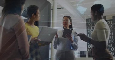 Asyalı kadın tablet tıkırdatıyor ve modern ofiste ikon patlatan takımlara rehberlik ediyor. İşbirliği, takım çalışması, iletişim, profesyonel, beyin fırtınası, yenilik, modern