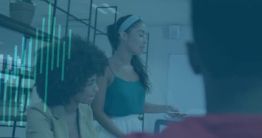 Ofis toplantısında belgelere referans veren, ölçümler için bar çizelgeleri ve dalga formları sunan bir kadın. Şirket, takım çalışması, analitik, sunum, veri görselleştirme, modern, profesyonel