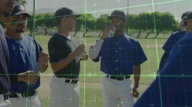 Beyzbol takımı yüzen dijital şebeke kaplamaları altında dış saha çizgisinde su kaybediyor. Sporcular, takım çalışması, hidrasyon, açık hava, spor, aktif, fitness