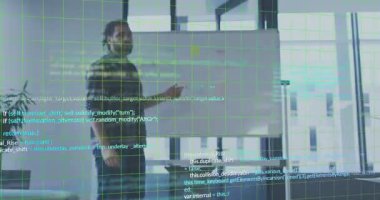 İş sunucusu toplanıp, tahta diyagramını izah ederek kilit noktaları açıklıyor. İşbirliği, takım çalışması, modern, profesyonel, eğitim, tartışma, seminer