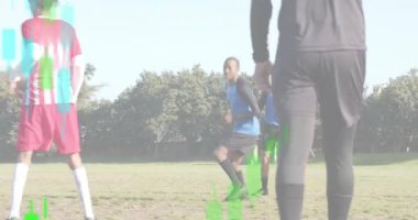 Futbolcu dış kulvarda topu alıyor ve gol atmak için defans oyuncularını geçiyor. Atletik, rekabetçi, açık hava, canlı, takım çalışması, sportmenlik, aksiyon