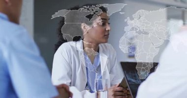 Kadın doktor tableti tıkırdatıyor ve harita kaydırma ve yol gösterme tartışması yaparken röntgen ışınını işaret ediyor. Tıbbi ekip çalışması, işbirliği, klinik tartışma, profesyonel çevre, gelecekçi, veri analizi, teknoloji