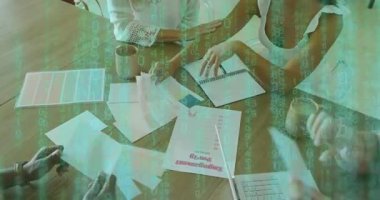 Masadaki pastel kumaş örneklerini yeşil kodlu tasarım ekibi kılavuz renk kararını sıralıyor. İşbirliği, yaratıcılık, beyin fırtınası, modern, profesyonel arayüz, teknoloji