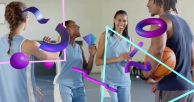 Koç elinde top tutarak sahaya giriyor. Oyuncuları strateji toplantısına yönlendiriyor. Takım çalışması, liderlik, atletik, motivasyon, eğitim, işbirliği, sportmenlik