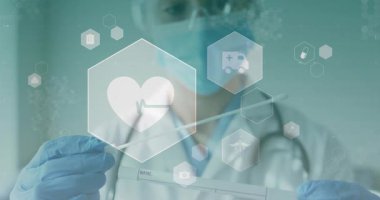 Laboratuvarda cımbızla sıhhiye tıklaması EKG dalga formunu gösteren ambulans simgeleri gösteriyor. Sağlık, tanı, tıbbi teknoloji, klinik, yenilik, profesyonellik, fütüristik