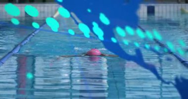 Yetişkin bir kadın kucak havuzunda kurbağalama vuruşu döngüsünü başlatıyor, verileri inme ölçütleriyle senkronize ediyor. Sporcu, yarışma, su sporu, performans, veri görselleştirme, hareket, spor giyimi