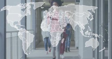 Ekip takibi yapan, bilgi işlem bağlantısını gösteren dünya haritasını genişleten bir kadın lider. İşbirliği, teknoloji, ağ, yenilik, çalışma alanı, profesyonel, bağlantı