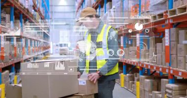 Depodaki paletten kutu kaldıran işçiler holografik veri nakliye kontrollerini izliyorlar. Lojistik, envanter, teknoloji, sanayi, üretkenlik, modernleşme, veri analizi