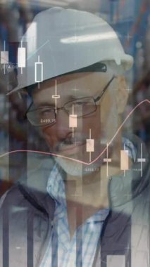 Depodaki beyaz erkek işçiyle ilgili finansal veri işleme animasyonu. Küresel gönderim, dağıtım ve dijital arayüz kavramı dijital olarak oluşturulmuş video.