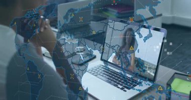 Uzaktan kumandalı hoparlör dizüstü bilgisayarlı iş analizlerinde harita ve bağlantılarla hareket ediyor. Dijital, işbirliği, profesyonel, geleceksel, iletişim, teknoloji, takım çalışması