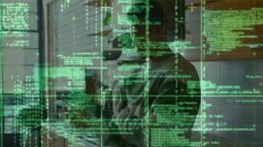 Adam kulaklıkları ayarlıyor ve mutfaktaki akıllı telefonu dinliyor, yeşil kodlu uygulamayı hata ayıklıyor. Teknoloji, siber güvenlik, kodlama, yenilik, arayüz, modern, dijital