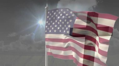 Hafif esintide dalgalanan Amerikan bayrağı, güneşin altında haç gösteren dalgalı çizgiler, bulutlar. Vatanseverlik, açık hava, esinti, kumaş, sembolizm, tören, manzara