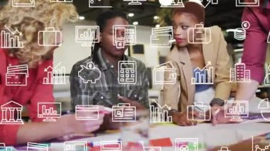 Masanın etrafında toplanan takım, yapışkan notlar biriktirerek ve fikirleri paylaşarak iş haritasına başlıyor. İşbirliği, beyin fırtınası, takım çalışması, yaratıcı süreç, ofis ortamı, profesyonel, strateji