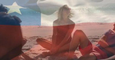 Plaj gezisi reklamında sohbet eden arkadaşlar, başını çeviren sarışın bir kadın, bayrak örtüsü kayboluyor. Sahil, dostluk, eğlence, yaşam tarzı, canlı, açık hava, mutluluk.