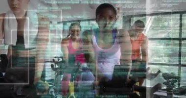 Fitness akranları bisiklete yerleşiyor, kod örtüsü titriyor, veri takibi için pedalları senkronize ediyor. Etkileşimli, takım çalışması, dijital, canlı, sağlıklı, teknoloji, kardiyo