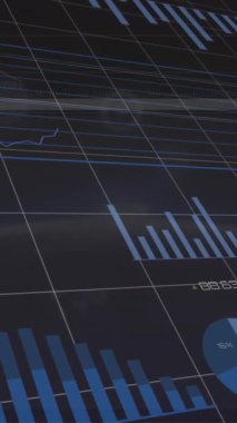 Değişen sayılarla çoklu grafiklerin animasyonu ve soyut arkaplan üzerinden daireler yükleme. Dijital olarak üretilmiş, hologram, illüstrasyon, rapor, büyüme, ilerleme ve iş kavramı.