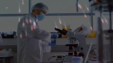 Laboratuvardan şişe seçen erkek bilim adamı, analiz için kaydırak hazırlarken ikili kaplamayı tetikliyor. Bilim adamı, araştırma, yenilik, modern, analitik, biyomedikal, teknoloji