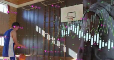 Koç basketbolu oyuncuya doğru fırlatıyor, spor eğitimi için animasyon grafiğiyle yakalamayı başlatıyor. Sporcu, akıl hocası, antrenman, hareket, motivasyon, sportmenlik, takım çalışması