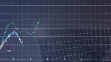 Güneş panelinin üzerinde enerji eğilimlerini gösteren çizgiler, çizgiler, çizgiler ve etiketlerle ızgara zayıflıyor. Teknoloji, analitik, yenilenebilir, yenilik, sürdürülebilirlik, veri görselleştirme, gelecekçi