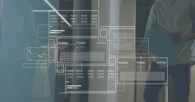 Dosya ve akıllı telefon taşıyan ofis ikili yürüyüş koridoru veri panolarının güncellenmesine neden oluyor. İşbirliği, teknoloji, analitik, yenilik, takım çalışması, modernite, iş dünyası