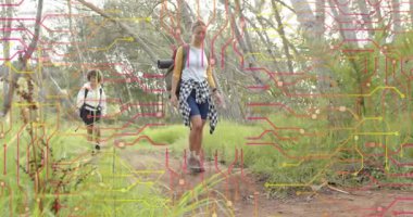 İki kadın patikaya girip orman yolunda yürürken aynı zamanda dengesizce sağlık eğitimi alıyorlar. Macera, keşif, vahşi doğa, açık hava, egzersiz, arkadaşlık, aktif