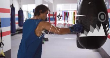 Erkek boksör spor salonunda yumruk atıyor, veri örtüşmesine yol açıyor, harita histogramında şekil değiştiriyor, sonra geri çekiliyor. Sporcu, fitness, data görselleştirme, eğitim, spor, egzersiz, dijital grafikler