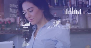 Profesyoneller tableti inceliyor. Kafe bilgisayarındaki iş verilerini araklıyorlar. Analizler, teknoloji, yenilik, işbirliği, finans, dijital, çalışma alanı