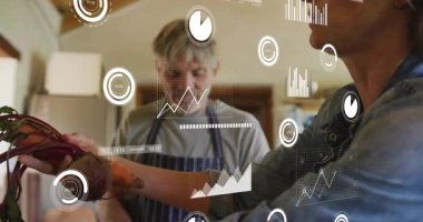 Pancar tutan bir kadın, ev yemeği için sebze doğrarken yüzen grafiklere başlıyor. Mutfak, takım çalışması, köy işi, taze, sağlıklı, mutfak, işbirliği