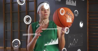 Basketbol tutan bayan sporcu, spor metrik kaplamasını gösterirken önce dönüyor, sonra zıplayan topu gösteriyor. Sporcu, spor, eğitim, performans, dijital, fitness, motivasyon
