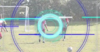 Çizgili çizgili forvet attıktan sonra top sürme kalesine teknolojiyle vuruyor. Atletik, takım çalışması, rekabet, açık hava, canlı, strateji, sportmenlik